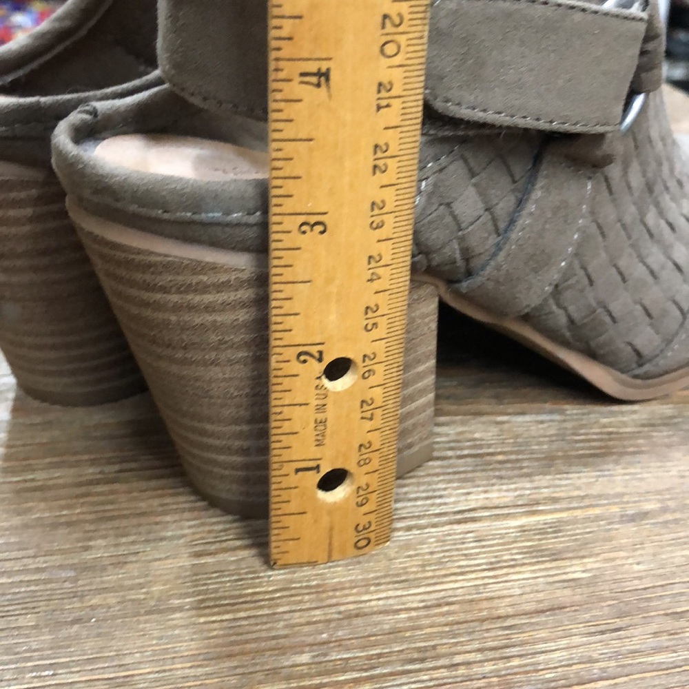 Universal Thread Size 8 “ Heel Nwt Color Taupe/Ol… - image 7